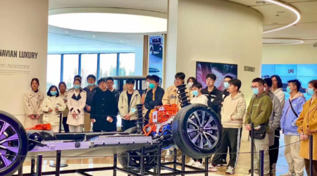 绅士漫画
师生一行赴沃尔沃成都工厂参观